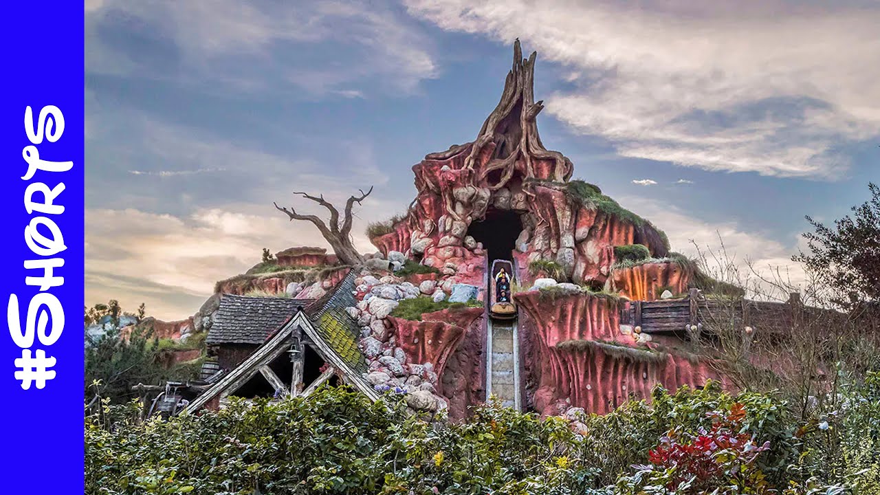 Splash Mountain Log Sinks! Insane Splash! 