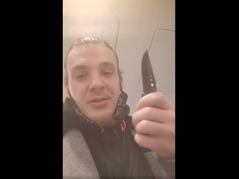 Loser Mike doet stoer in de trein.