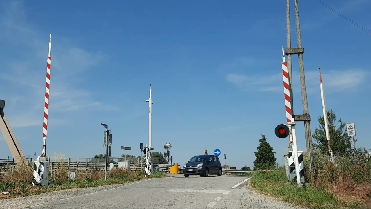 Level crossing #19 - Pontelongo - Via San Valentino #railroadcrossing