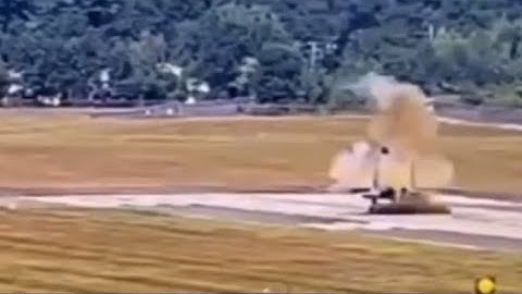 Laatste beelden van piloot die uit F-15D wordt geslingerd op de grond op Westfield Air Force Base