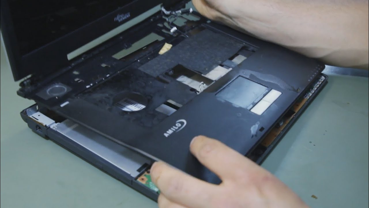 Laptop zalany kawą. Naprawa laptopa po zalaniu. Czyszczenie płyty głównej.