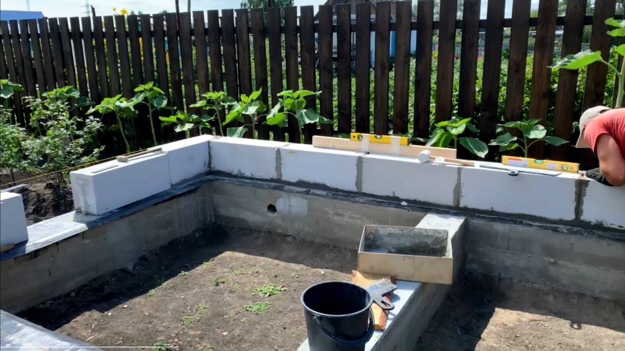 БАНЯ ИЗ ГАЗОБЕТОНА. Возведение первого ряда блоков. Кладка стен. Баня 5 ...