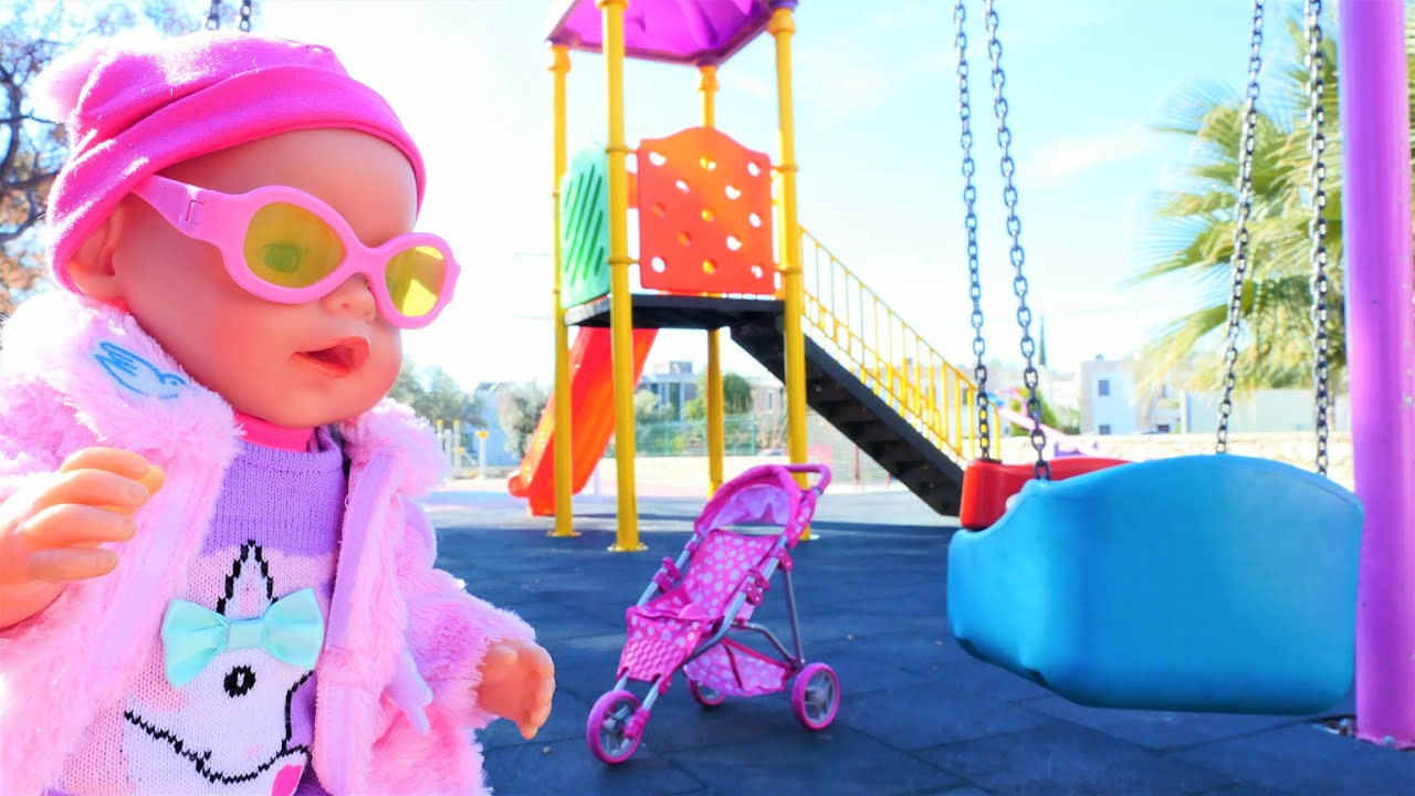 Baby Born oyuncak bebek yeni kıyafetlerini giyip parka