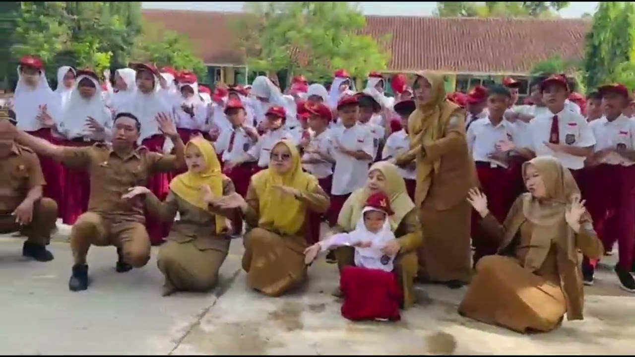 Menyanyikan Lagu Hari Baru - SDN 2 CIGEMBOR 
