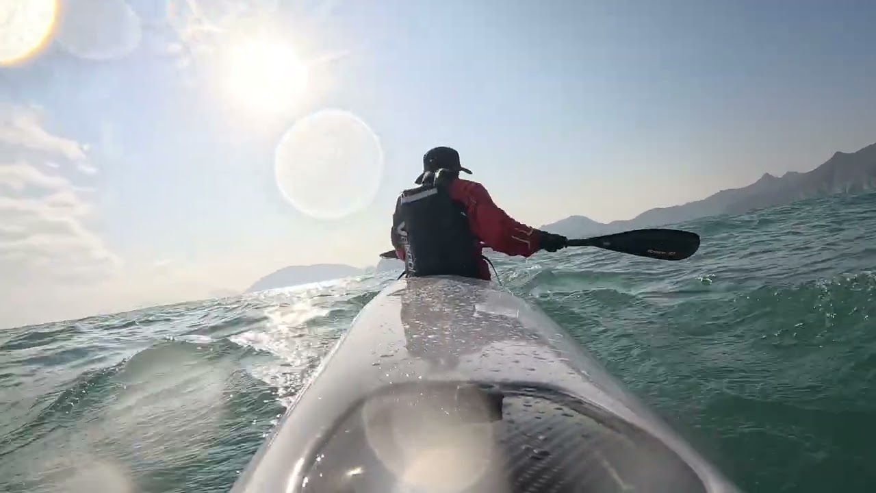 享受周日下午溫暖陽光，與白帆船擦身而過。Fenn bluefin Surfski. 香港青洲海域.20260104.
