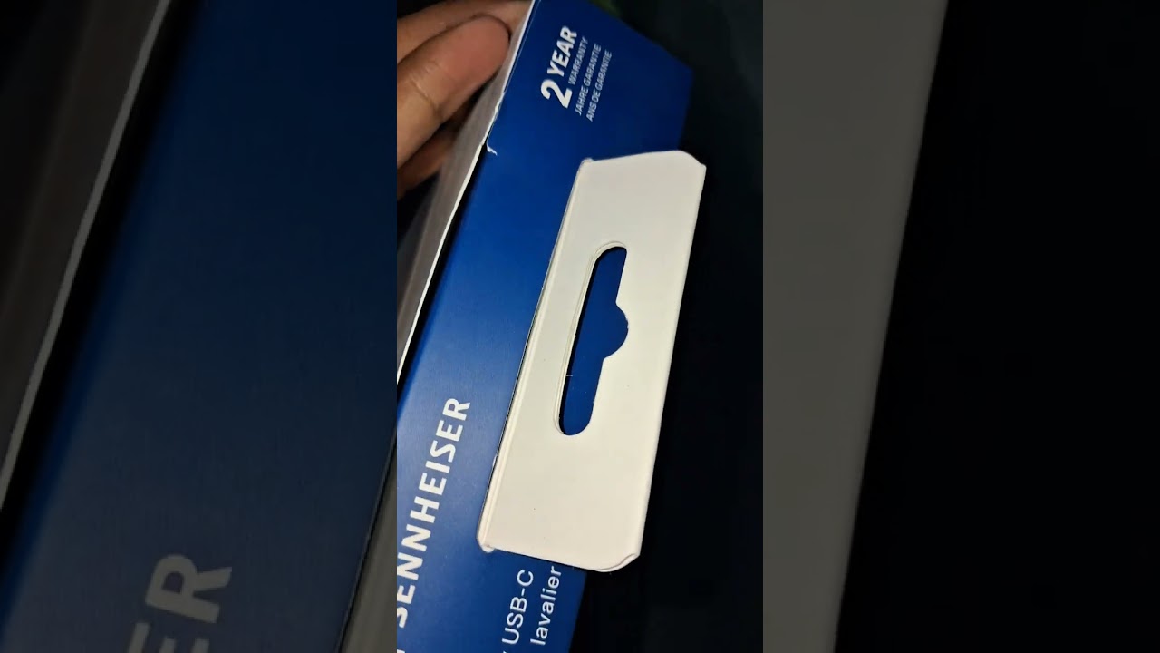 Распаковка петличного микрофона Sennheiser XS Lav USB-C с всенаправленной ориентацией.