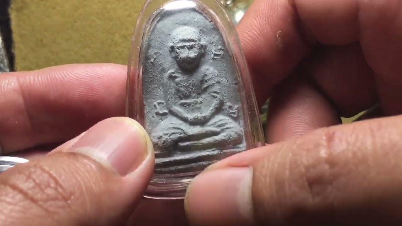 สอนดู พระเล็บมือหลวงปู่สุข ธมฺมโชโต ออกวัดป่าหลังโรงเลื่อย บุรีรัมย์ พ.ศ.2513