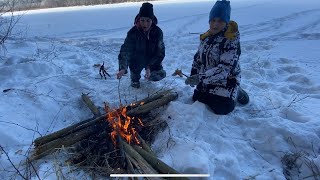 видео: Крупная щука на жерлицы, рыбалка в мороз. Семейный отдых на природе. картинка: Крупная щука на жерлицы, рыбалка в мороз. Семейный отдых на природе.
