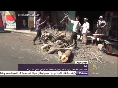 يمنيون يستخدمون الحطب بديلا عن الغاز في تعز