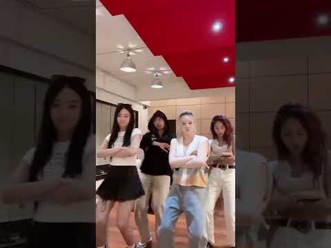 💃🏽 Parado no