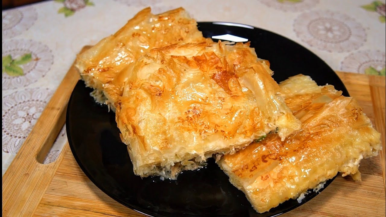Byrek me petë të gatshme me pulë dhe djathë, receta që do lëpini gishtat