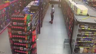 Câmeras de segurança flagram homem furtando bebidas em supermercado screenshot 4
