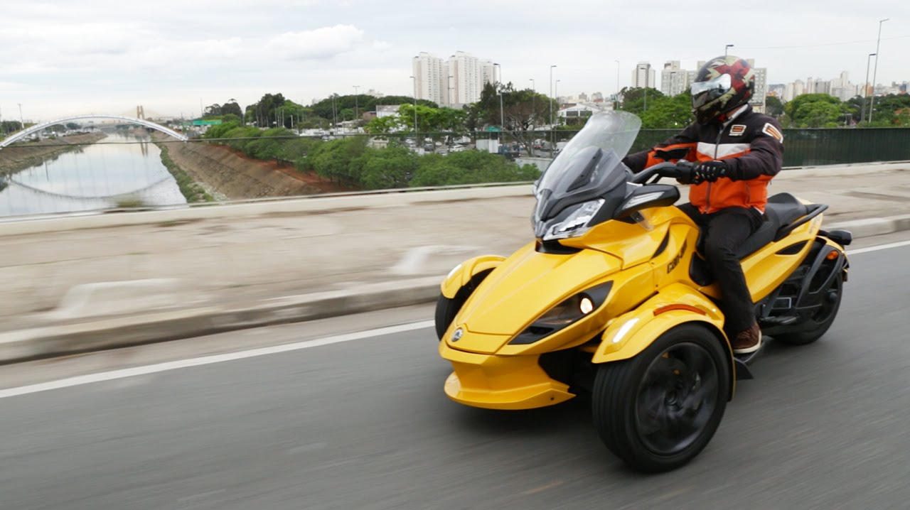 Triciclo BRP Can-Am Spyder é diversão e visual - YouTube