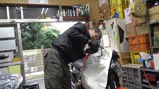 バイク屋の日常。在庫車M696のハンドルを社外のアルミハンドルに交換しました。