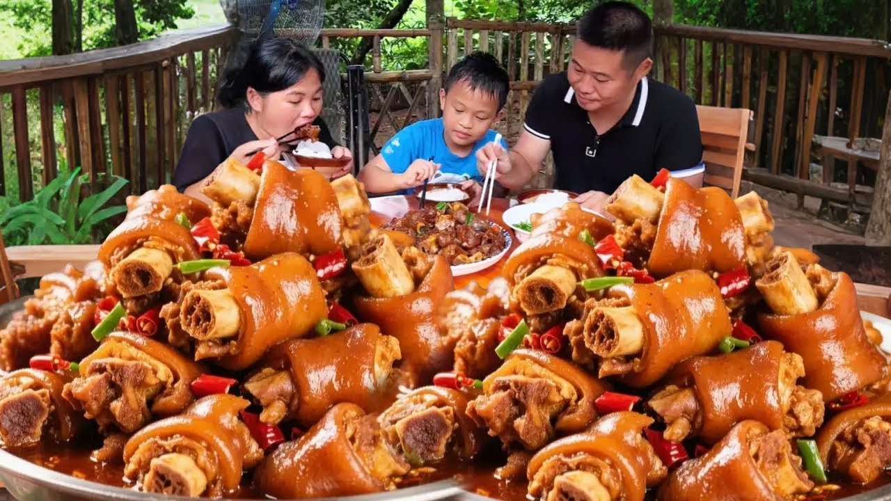 路边捡到宝，制成秘制牛蹄🥩，Q弹软糯口感棒😋，好吃到阿德狂炫两碗米饭！