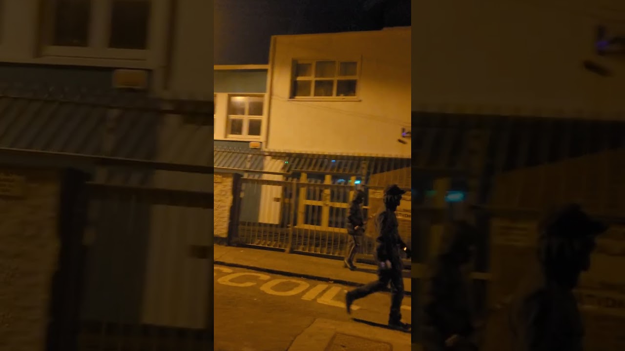 В районе бассейна Дублин 8 творится хаос: местные жители выбегают из центра IPAS 👌💚🇮🇪💯