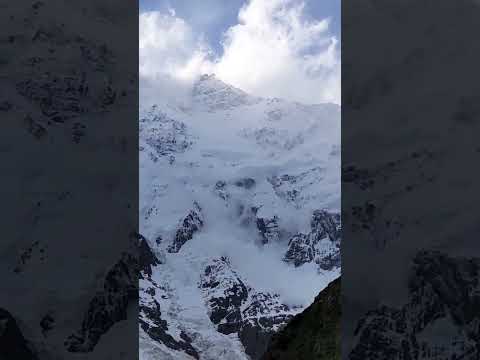 اے ہمالہ داستاں اس وقت کی کوئی س نا مسکن آبائے انساں جب بنا دامن ترا Avalanches 
