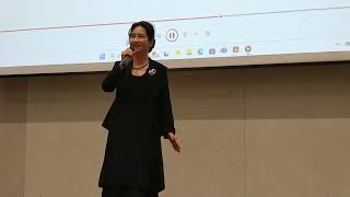 Amira Chun kantas “Loĝos mi en Verda Mondo”