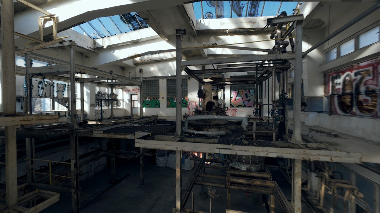 Urbex - Dronový prelet zachytávajúci industriálnu budovu v srdci areálu Istrochemu na Nobelovej 