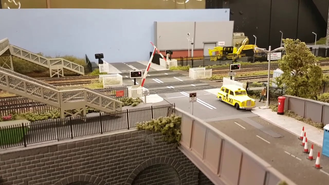 EXPRESS MODELS WORKING LEVEL CROSSING 00 GAUGE YouTube