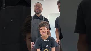 Peluquero devuelve la sonrisa a niños que perdieron el cabello en accidentes