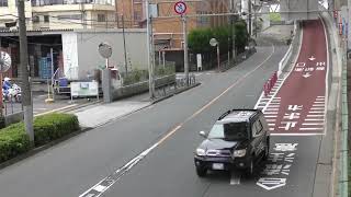 【警察】新ブッチギリ064 ブッチギリの白いSUVを追う近未来サイレンの白バイ