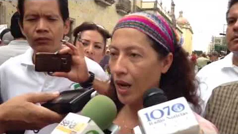 Mtra. Silvia Arvalo afuera del congreso del estado...