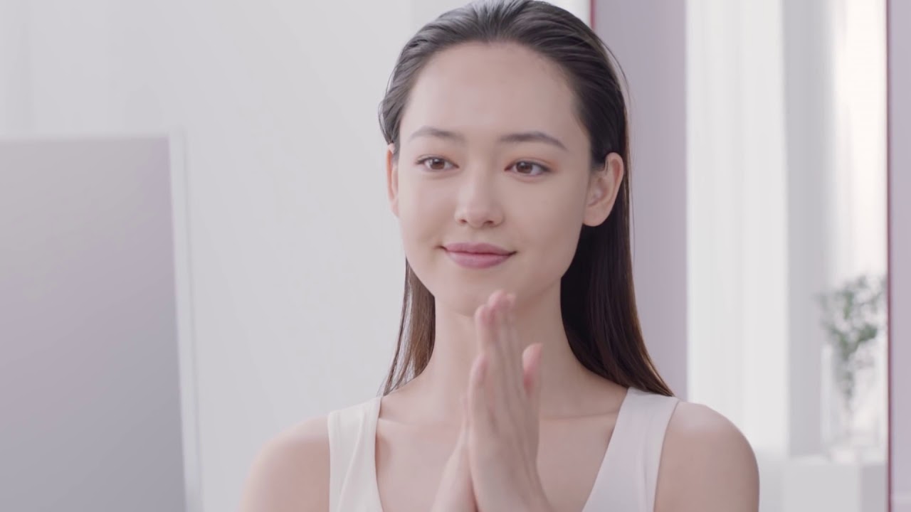 Clarins Beauty School   How to apply your Treatment Essence