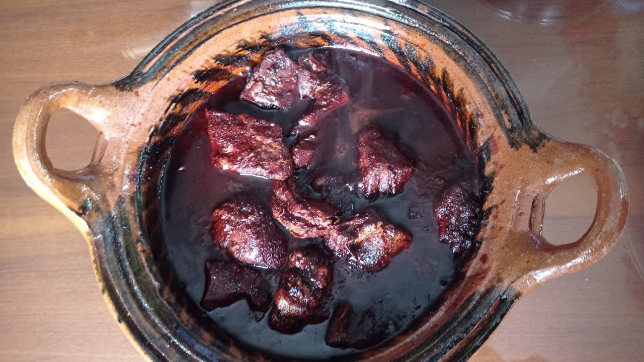 deliciosa y tradicional costilla de cerdo en salsa de chile seco