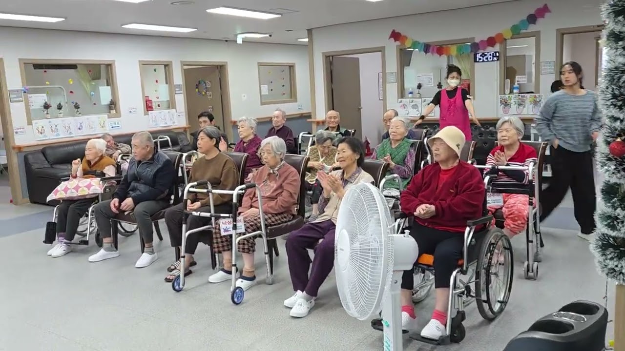 2026년 1월 6일 믿음 요양원 에서의 수기강사님 색소폰연주.~ 수은등 입니다. ☆☆☆☆☆  