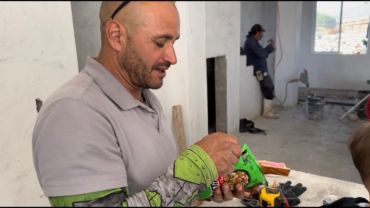 Living in Mexico ❤️🇲🇽❤️ Making Dorilocos and Sharing with Our Homebuilders! - Vlogmas Day 2