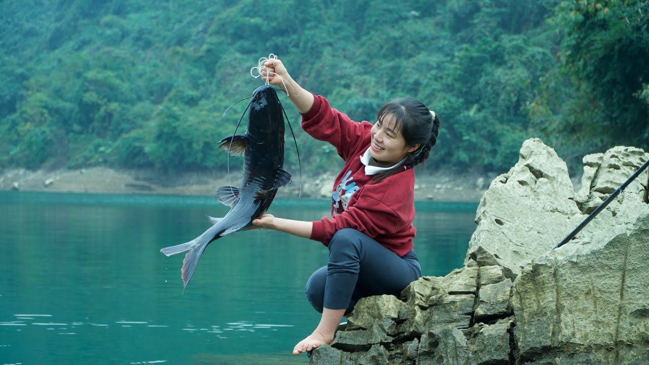 Night Fishing Alone on the Lake – Hunting Giant Fish with Nets