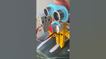 Programa con MakeCode y construye con Nezha, una barrera de un parking con sensor de movimiento.