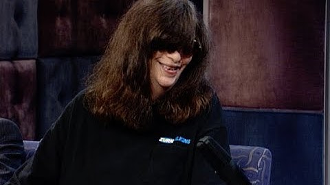 ジョーイ・ラモーンはかつてジョニー・ロットンに大胆ないたずらをしたことがある | レイト・ナイト・ウィズ・コナン・オブライエン