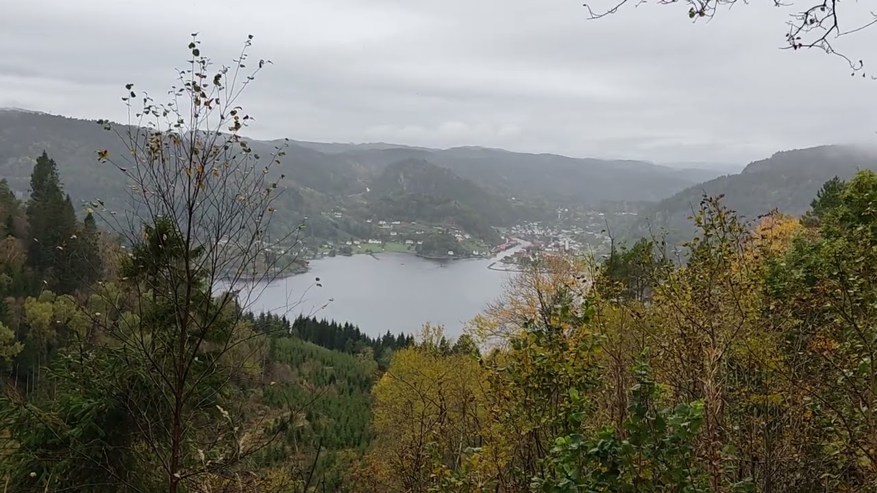 A scenic mountain view of a southern Norwegian village   منظرلإحدى قرى جنوب النرويج