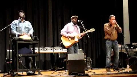 Boubacar Traor Trio @ The Claudia Cassidy Theater ...