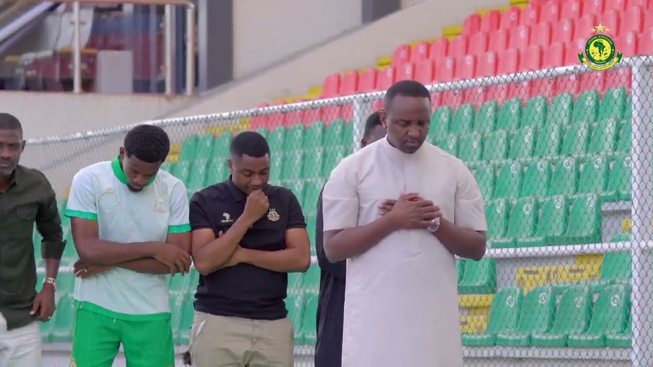 TAZAMA RAIS WA YANGA ENG HERSI ALIVYOONGOZWA SWALA NA WACHEZAJI WA YANGA KABLA YA MAZOEZI.