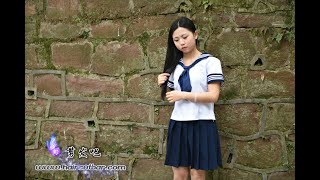 Hb-Bob-083 Student Girl Cut Her Long Hair To Invert Bob Style With Undercut Shave