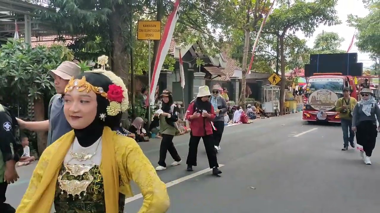 Kemeriahan pawai budaya MTSN 1 Trenggalek 2024
