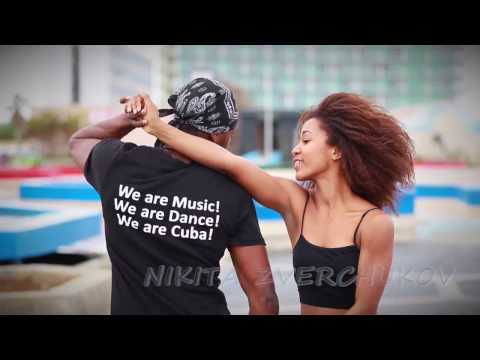 Salsa cubana en Malecon, La Habana, Cuba (Victor y Lisandra)