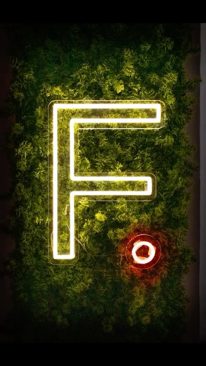 Náhled videa: neonové logo na mechové stěně v prostoru Biskup6