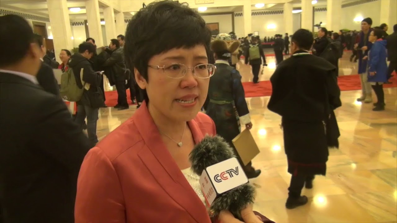 习近平全票当选国家主席,人大代表情绪激动,热泪盈眶!