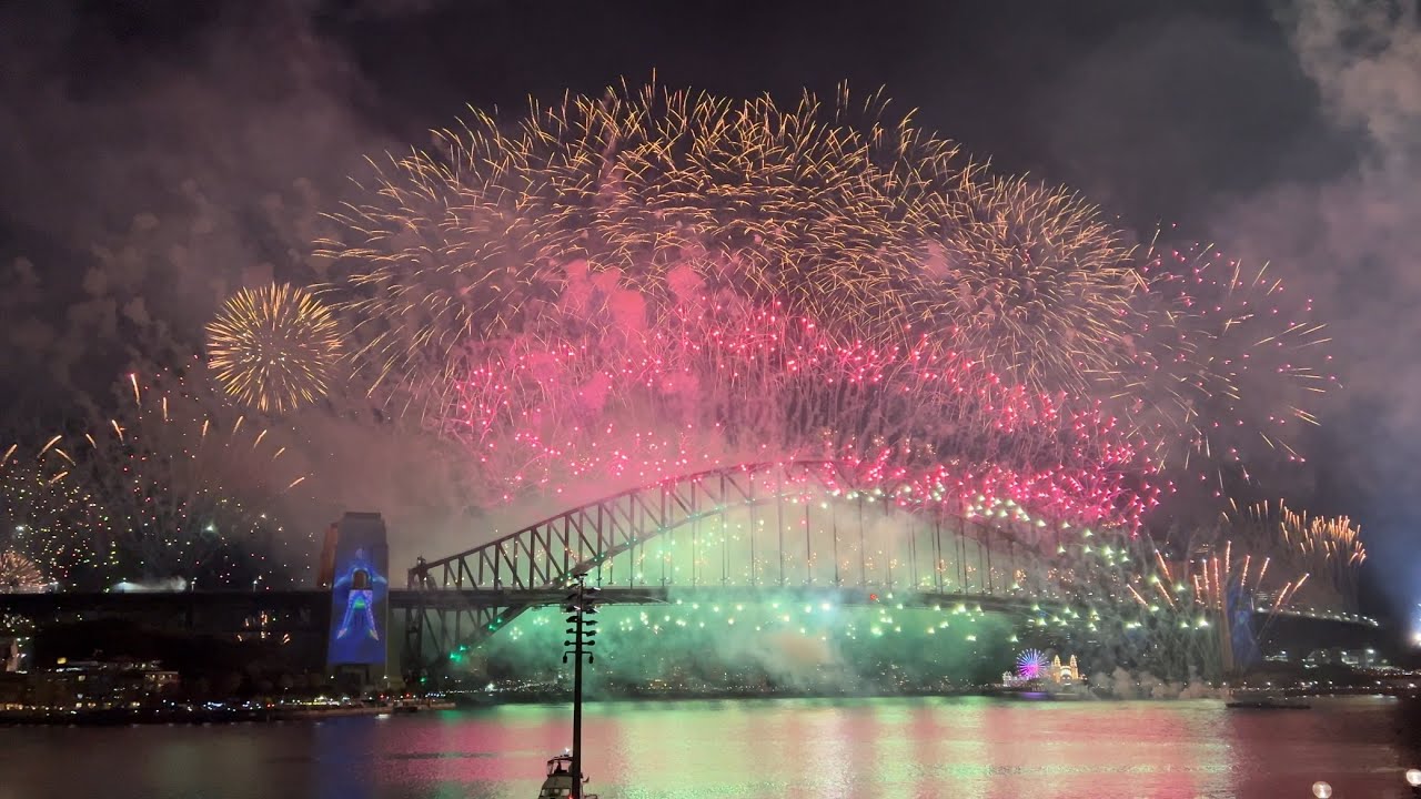 Sydney NYE 2024/2025 Midnight Fireworks (with soundtrack)
