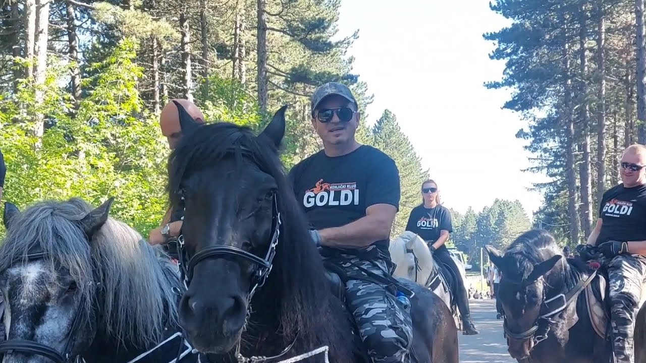 Ajvatovica 29.06.2025. HULE i njegovo društvo jašući do Ajvaz dedine stjene.