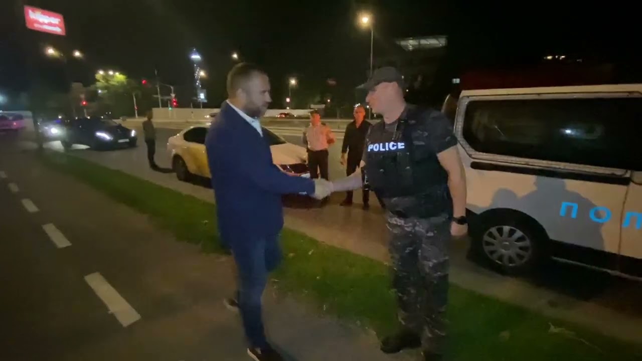 Тошковски на терен заедно со полициските службеници кои ја одржуваат безбедноста на главниот град