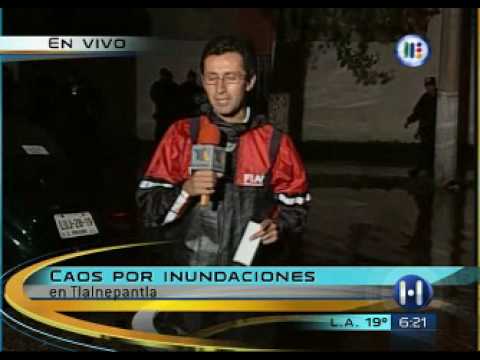 Reportero cae en charco