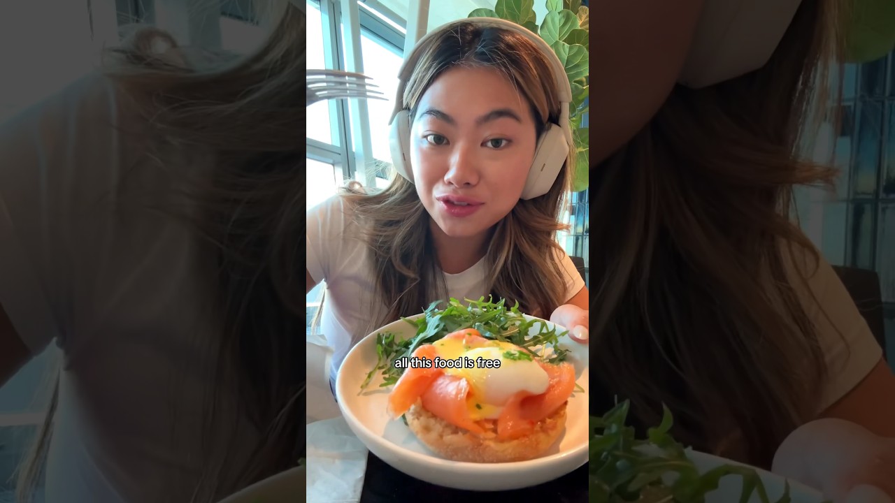 Everything YOU can eat at a FREE airport lounge at 6AM 😍