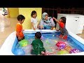 Bermain Balon Di isi Air Kolam Renang Mini - Kids Playing Swimming Pool