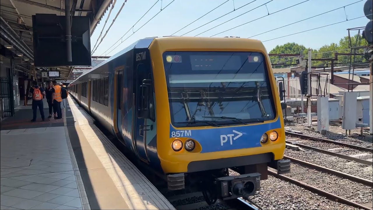 Metro X'Trapolis Departing Flinders Street Station to Eltham - Low Note Horn Show