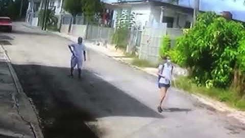 Así asaltan a estudiante cubana en La Habana a plena luz del día